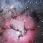 Трехраздельная туманность расположена в Созвездии стрельца на расстоянии нескольких тысяч световых лет от Земли
