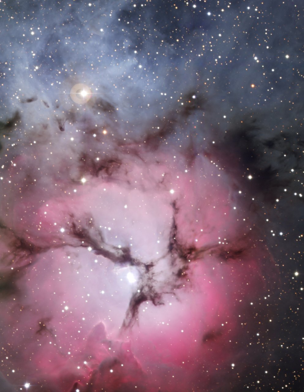 15 Астрономы запечатлели Трехраздельную туманность