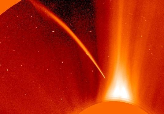 soho_sungrazer_with_prominent_tail Обнаружена ледяная комета, атакующая Солнце
