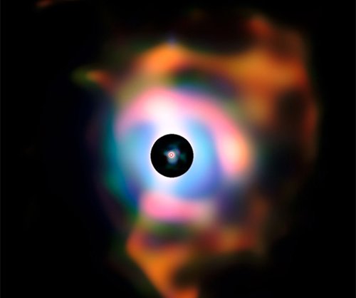 Triangle Астрономы получили фотографии туманности расположенной вокруг звезды Бетельгейзе 
