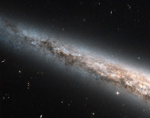 667497main_potw1228a-1 «Хаббл» сфотографировал «Галактику-Иглу»