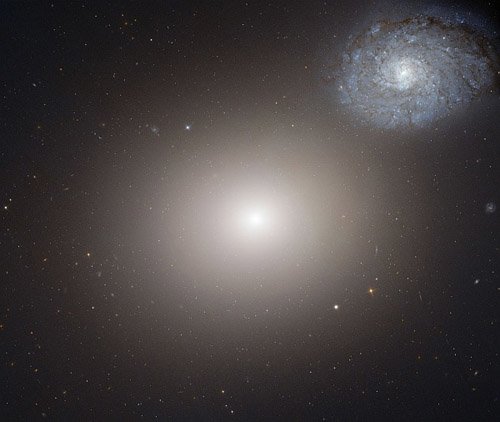 heic1213a «Хаббл» снял «семейный» портрет двух галактик