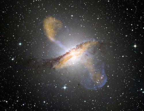 3-1 Галактика Центавр А обладает образованиями, которые по форме напоминают спиральные рукава