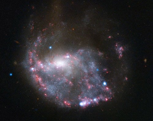 4-1 «Хаббл» передал качественные снимки кольцеобразной галактики NGC