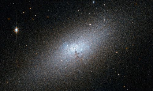 710075main_potw1248a «Хаббл» получил снимки странной карликовой галактики
