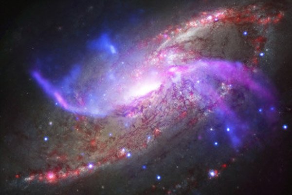Астрономы изучили распыляющуюся галактику