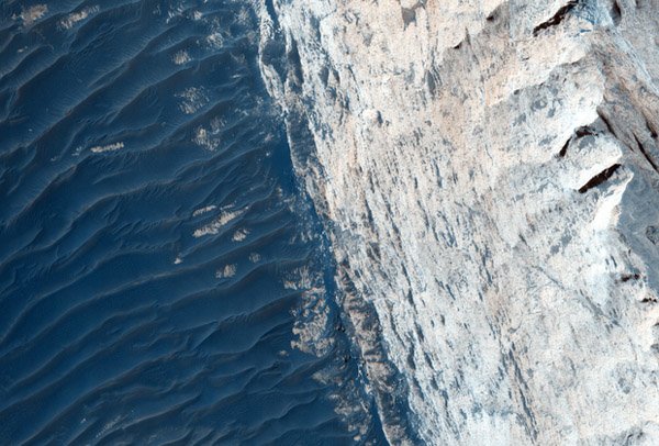 НАСА обнародовало снимок золотого каньона на Красной планете